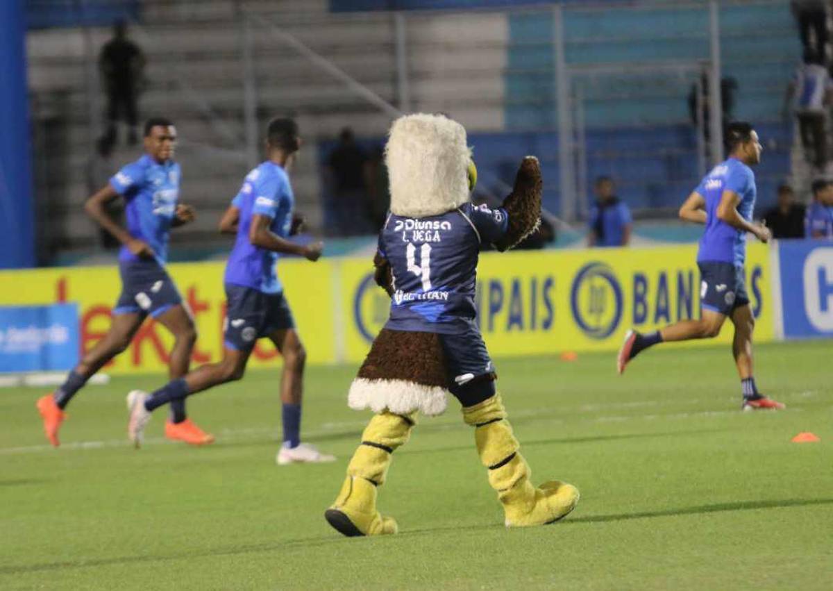 ¿Quién era la chica de rojo? La sangre se hizo presente en la cancha, las preciosas chicas de Motagua y ¿quién comía tajaditas?