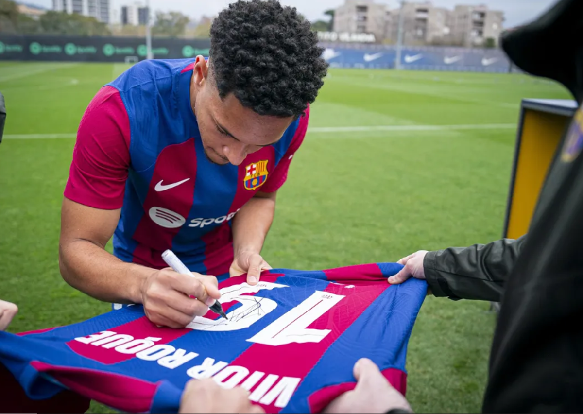 Así fue la presentación oficial de Vitor Roque con el Barcelona tras su debut: el gran ausente y quiénes lo acompañaron