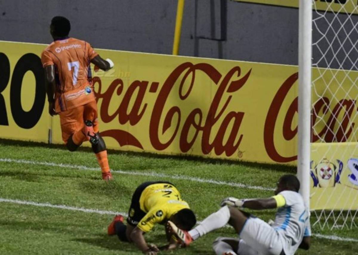 NO VISTE EN TV: Bronca en el Morazán, el festejo de Diego Vázquez y el penal a Galvaliz