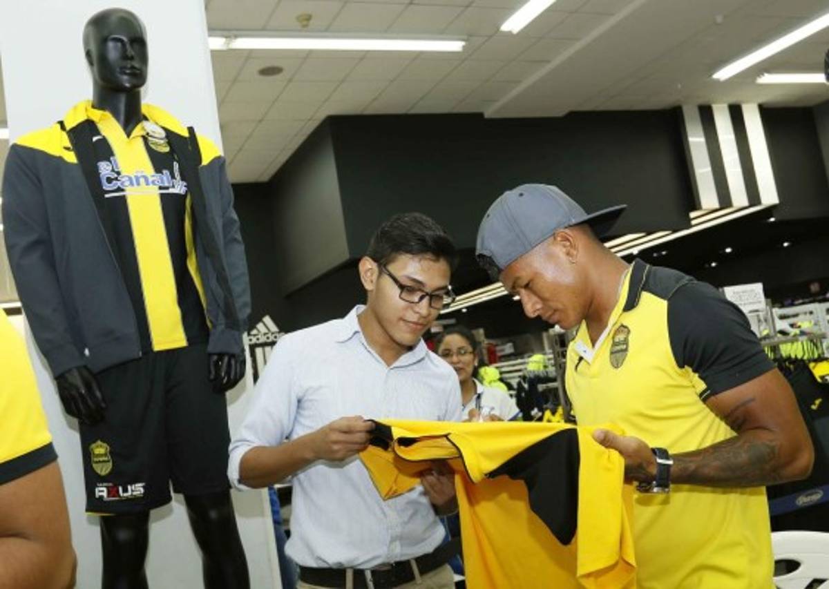 FOTOS: Real España comparte con sus aficionados en la tienda DIUNSA