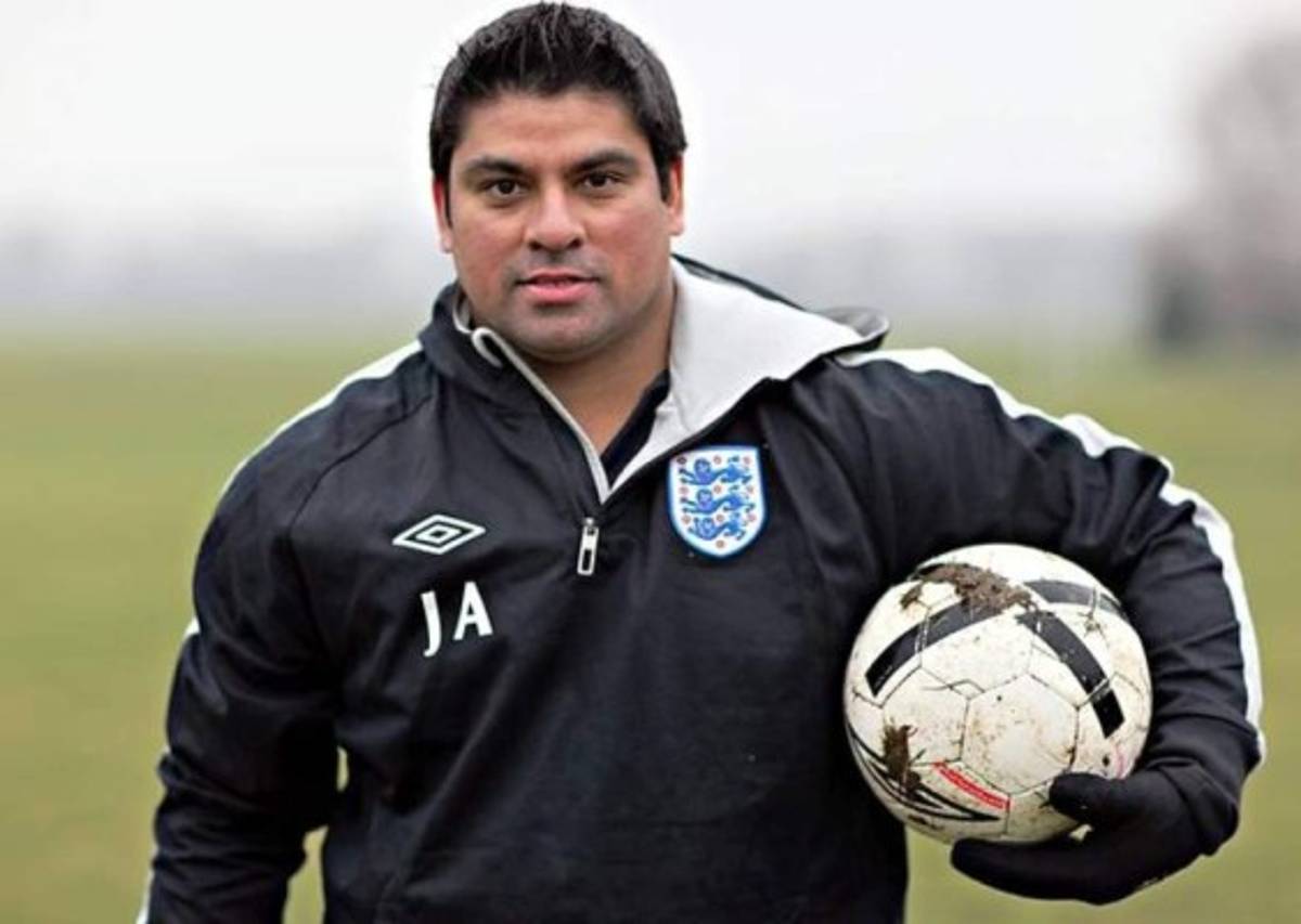 Así trabaja un técnico inglés, encargado de convertir a las Maldivas en una potencia futbolística