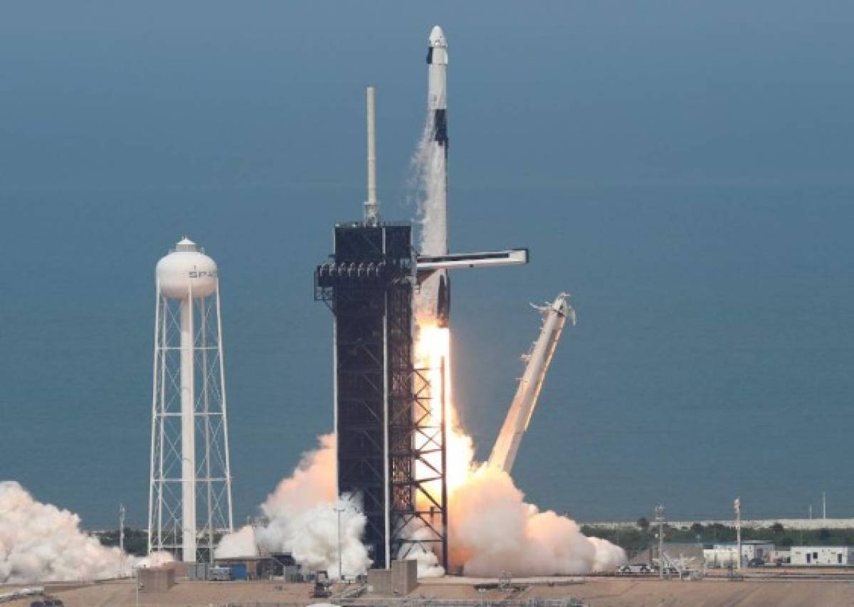 El impresionante despegue del cohete de SpaceX en histórico vuelo tripulado privado al espacio