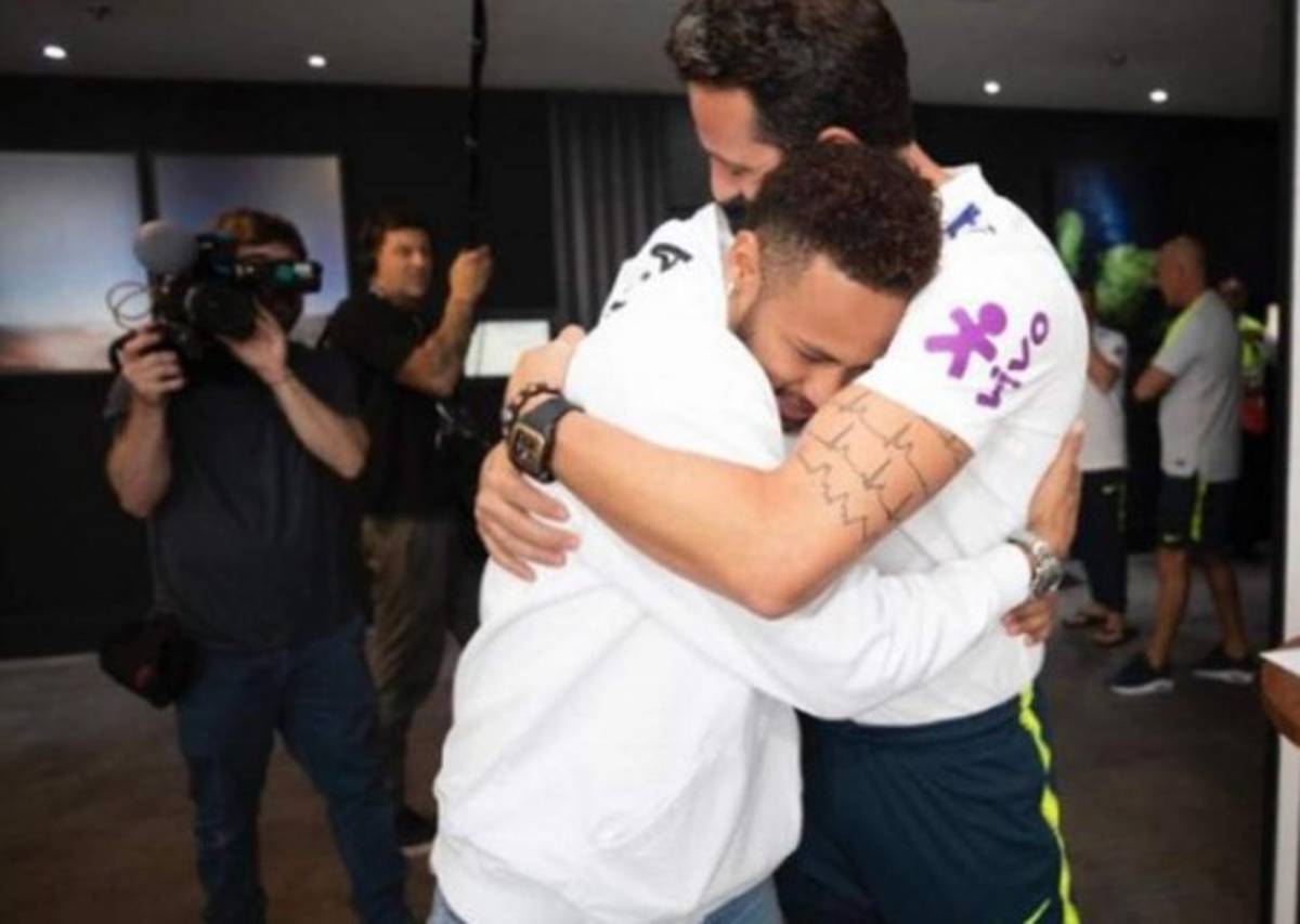 ¡Sorpresa! Neymar visita la concentración de Brasil previo al duelo ante Perú