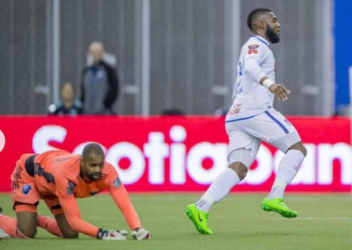 Patón Mejía no se resiste y da tremendo abrazo a Titi Henry: Las imágenes del Impact-Olimpia