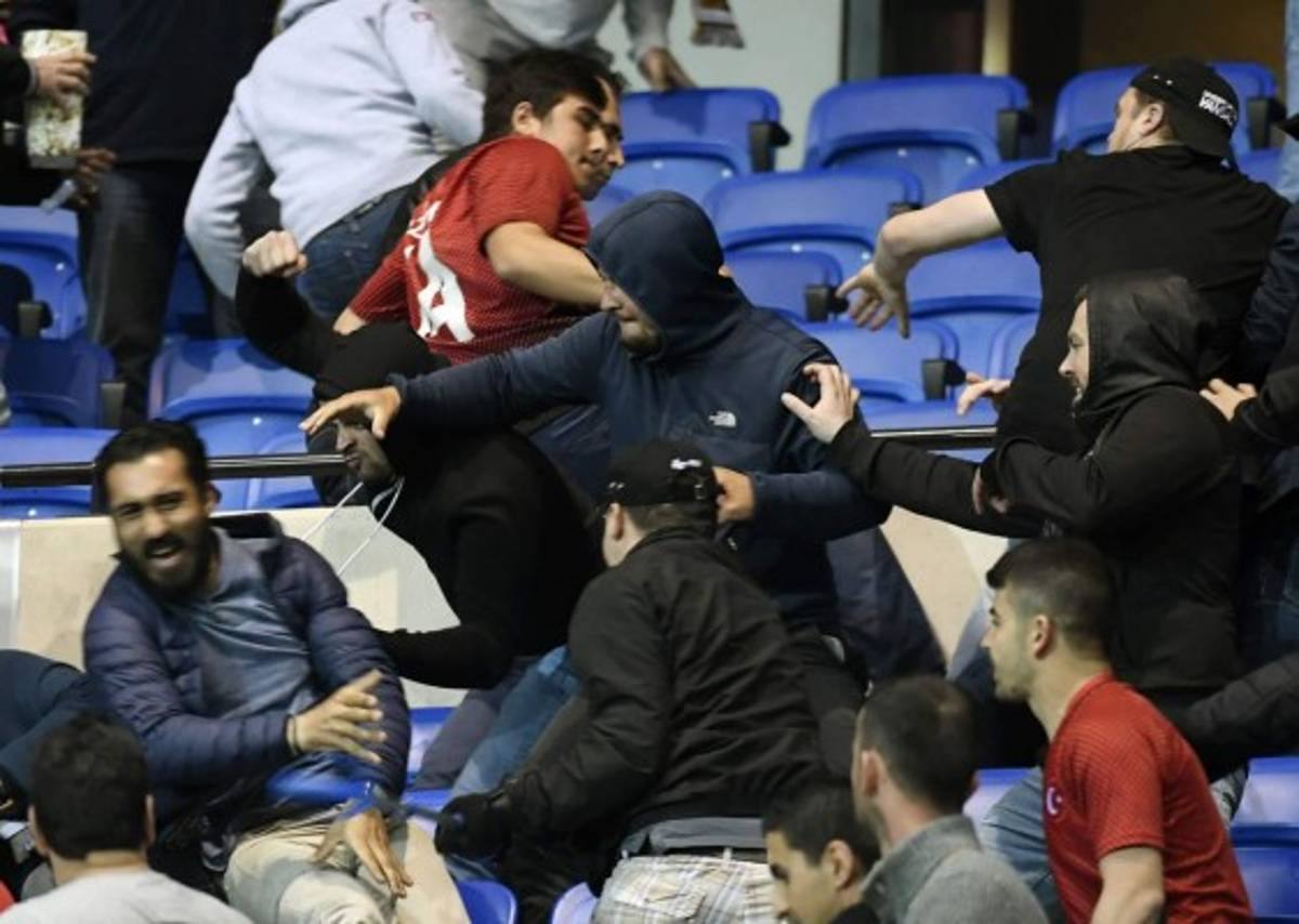 Tensión, pánico, lamentos; Las impactantes imagenes del Lyon contra el Besiktas