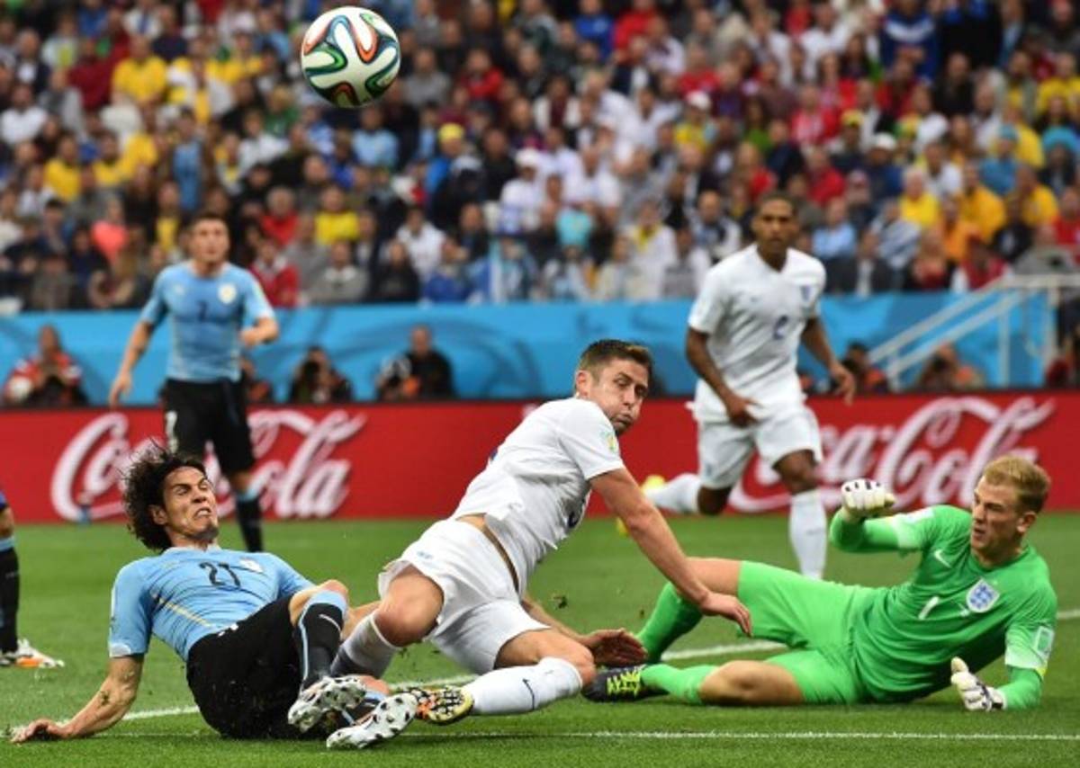 Uruguay ganó 2-1 a Inglaterra con un doblete de Luis Suárez