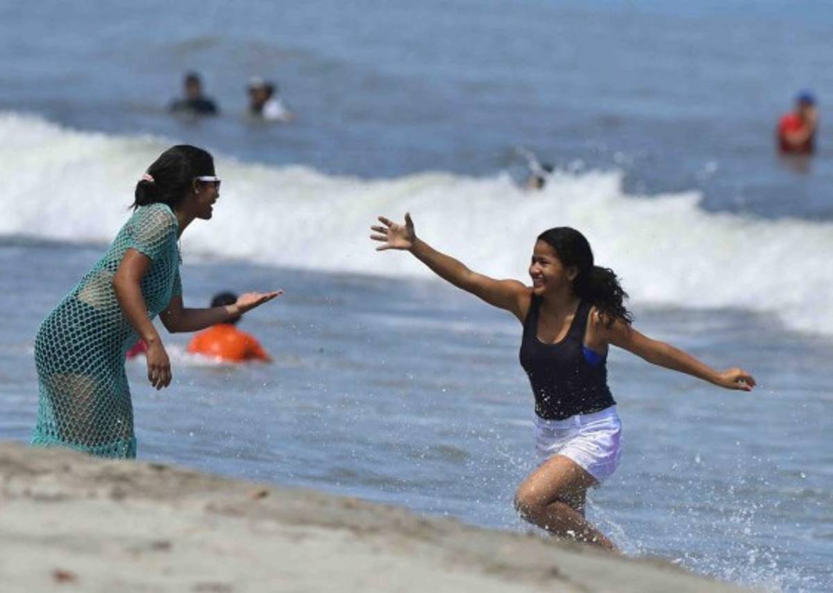 Sol, playa y arena: Comenzó el ambientazo de la Semana Santa en Honduras