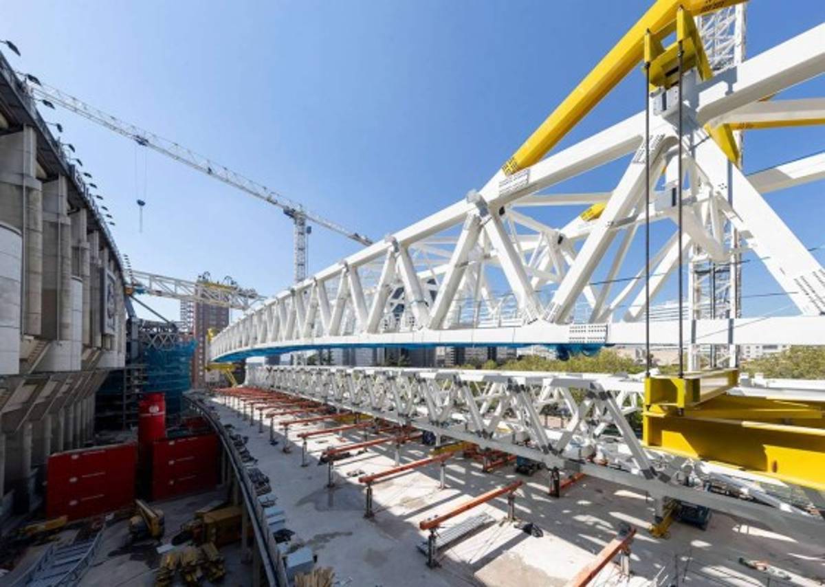 Nuevas imágenes de la transformación histórica del Bernabéu: Instalada la primera megacercha
