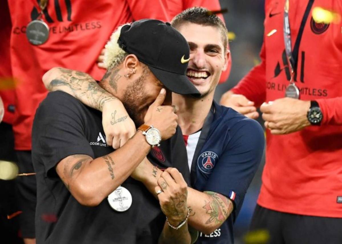 El beso a la copa, el emotivo abrazo y la foto grupal, así celebró Neymar la Súpercopa con el PSG