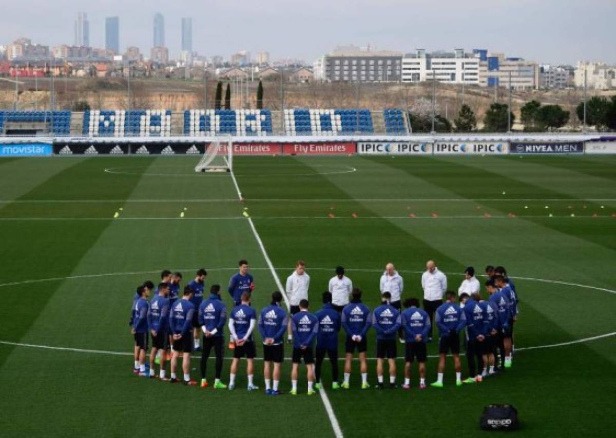 Real Madrid's players observe a minute of silence in honour of French football player Raymond Kopa who died today, during a training session at Valdebebas Sport City in Madrid on March 3, 2017 on the eve of their Liga football match against Eibar. / AFP PHOTO / PIERRE-PHILIPPE MARCOU