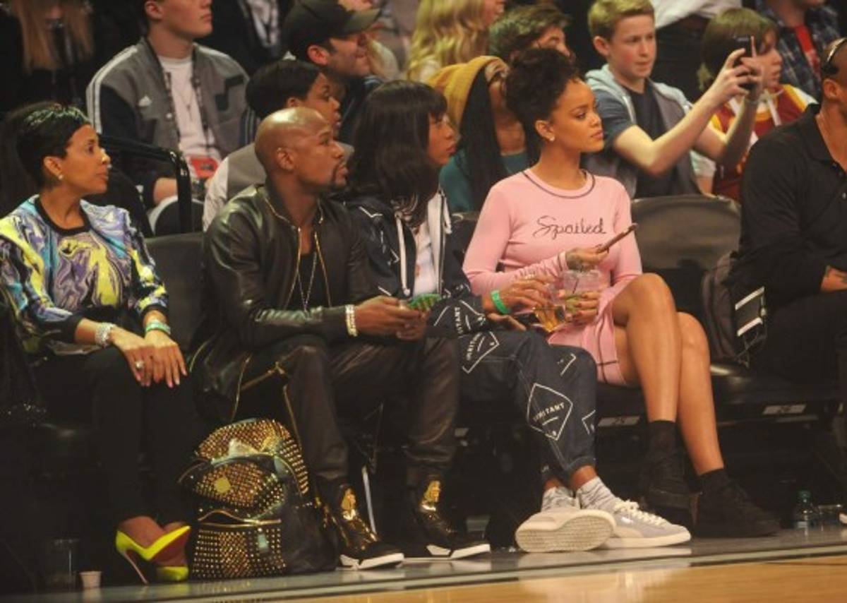 Rihanna, la sexy artista que sufre por los Cavaliers en la final de NBA