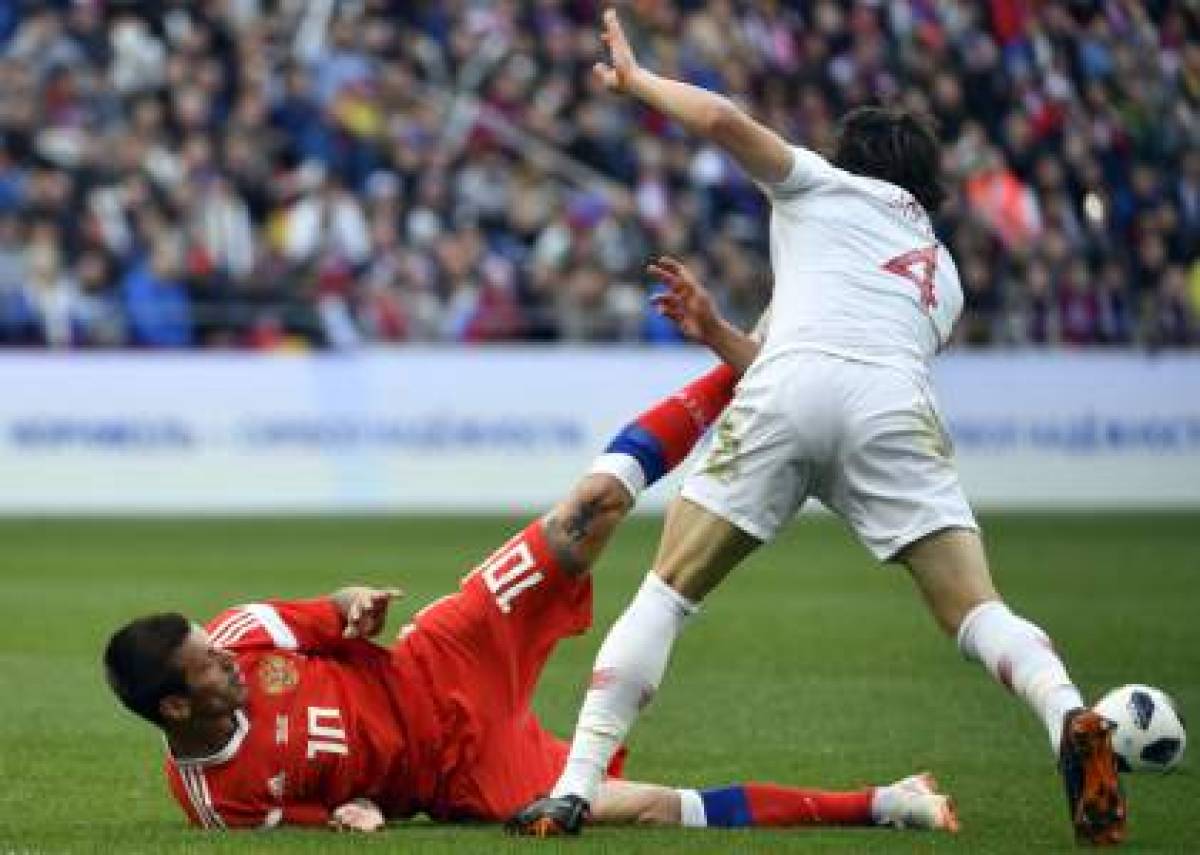 Russia's Fyodor Smolov and Turkey's Caglar Soyuncu vie for the ball during an international friendly football match between Russia and Turkey at Moscow's VEB Arena on June 5, 2018. / AFP PHOTO / Alexander NEMENOV