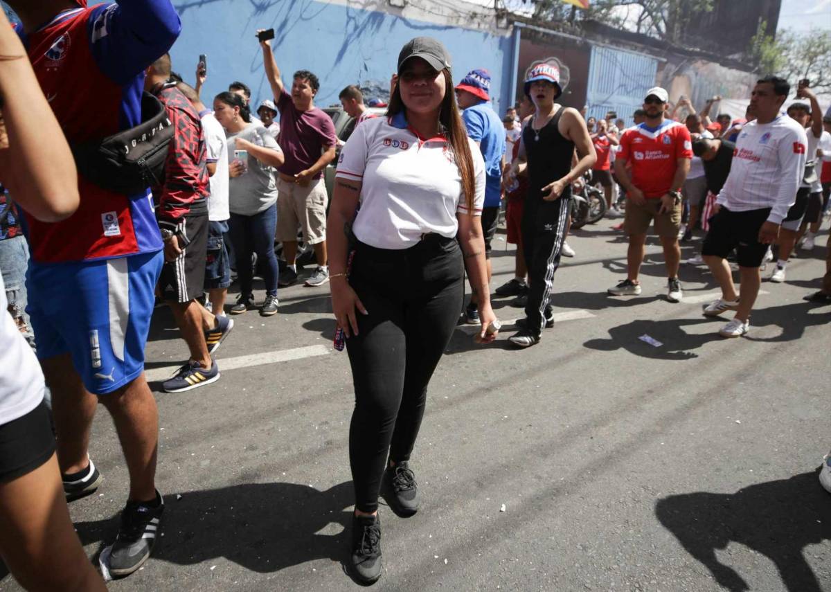 ¿Quién es la aficionada de la Máquina que se roba las miradas? Bellezas adornan la final entre Olimpia y Real España