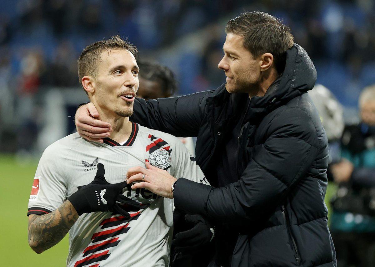 Grimaldo es titularísimo con Xabi Alonso en el Leverkusen y marchan líderes de la Bundesliga.