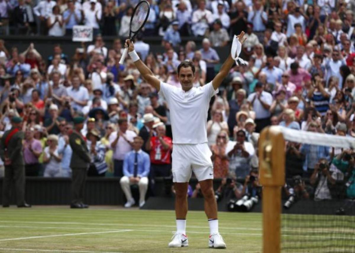 Wimbledon (United Kingdom), 16/07/2017.- Roger Federer of Switzerland celebrates winning against Marin Cilic of Croatia during the Men's final match for the Wimbledon Championships at the All England Lawn Tennis Club, in London, Britain, 16 July 2017. (Croacia, Londres, Tenis, Suiza) EFE/EPA/NIC BOTHMA EDITORIAL USE ONLY/NO COMMERCIAL SALES