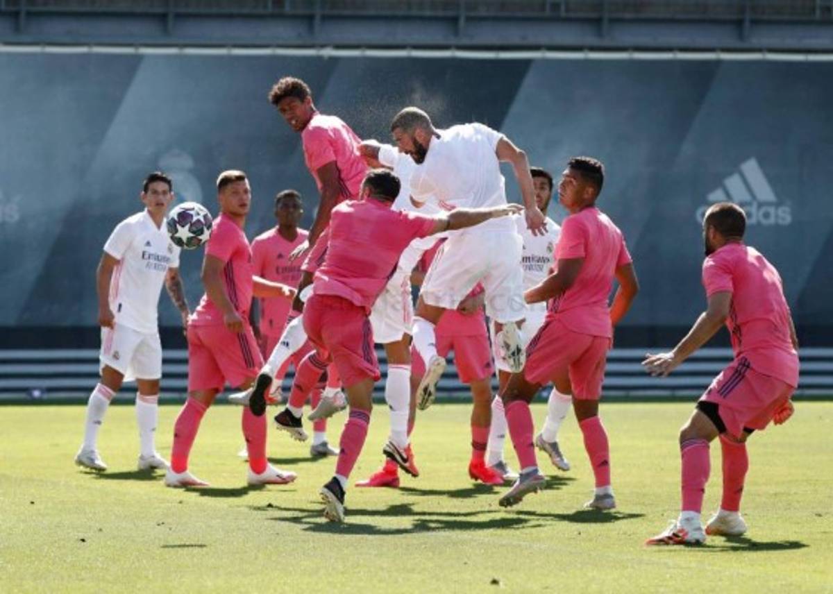 Real Madrid presume su nuevo uniforme en un 'colectivo' y Zidane da pistas de su 11 ante el City
