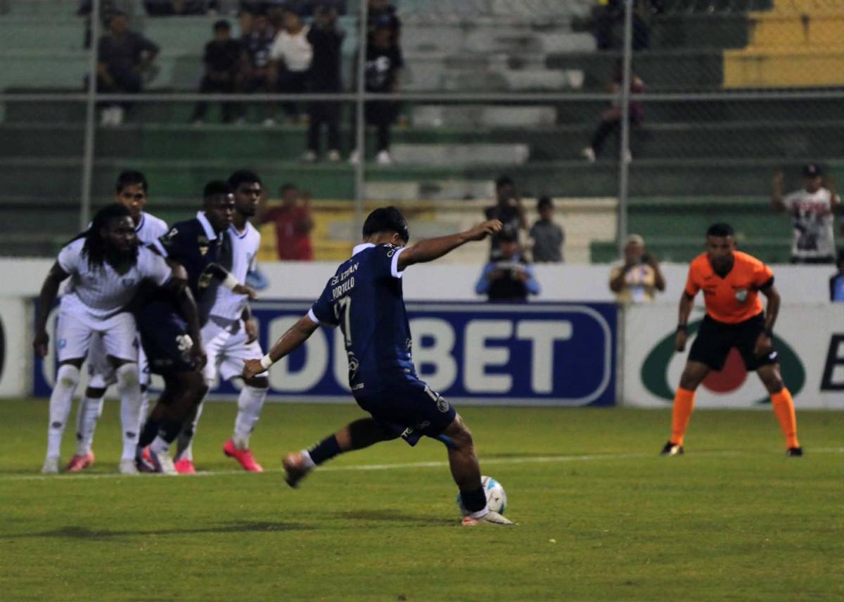 Pelea entre Génesis y Motagua, doble polémica con el FVS y el penal que falló Clever