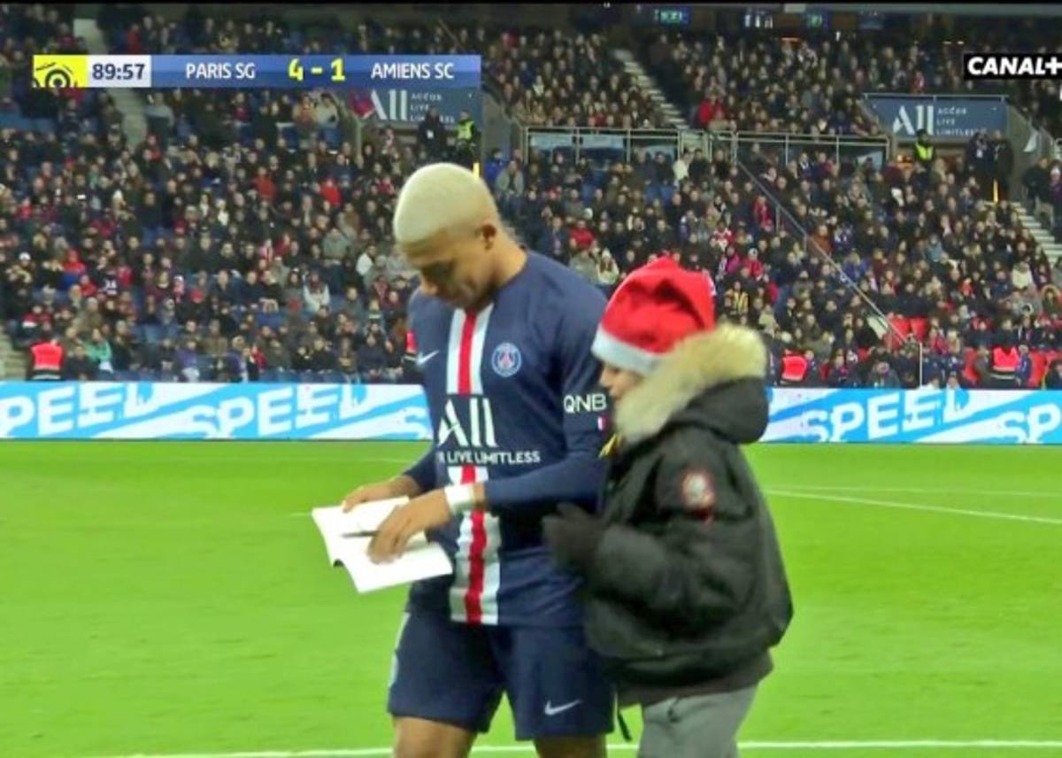 Para ser leyenda no necesitas mucho: El gran gesto de Mbappé con un niño en pleno partido del PSG    