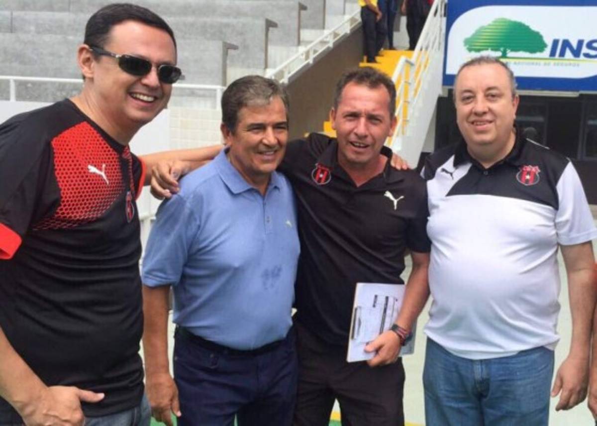 Así fue el homenaje del Alajuelense al técnico Jorge Luis Pinto