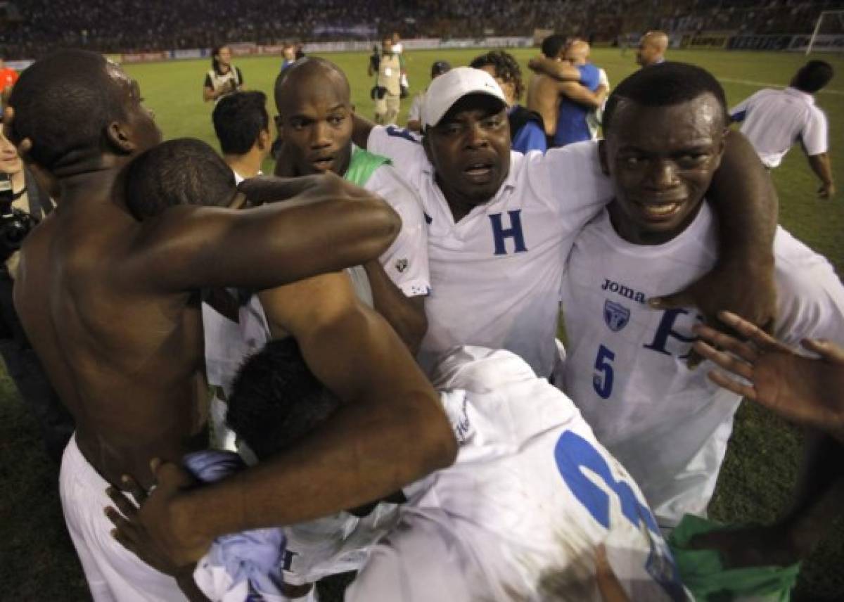 Honduras&#39; players David Suazo, Erick Norales and Hendry Thomas celebrate their 1-0 victory over El Salvador after a 2010 World Cup qualifying soccer match and classifying for the 2010 World Cup tournament in San Salvador, Wednesday, Oct. 14, 2009