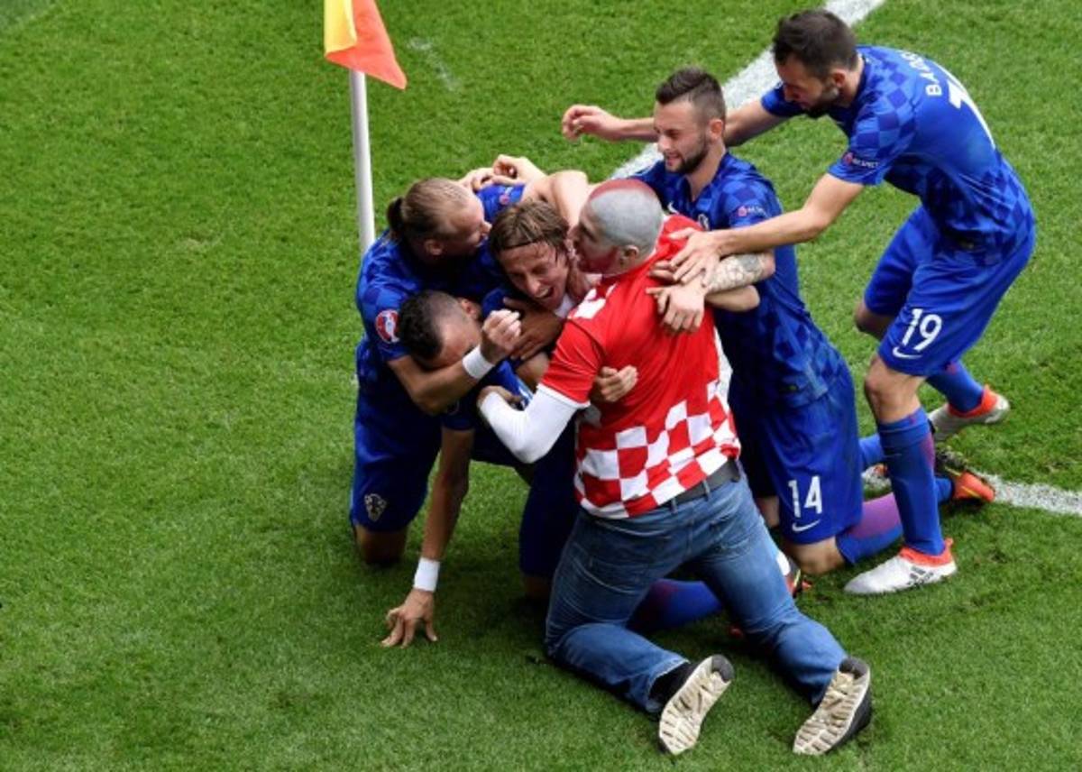 El espontáneo que se metió a celebrar con Croacia el golazo de Modric