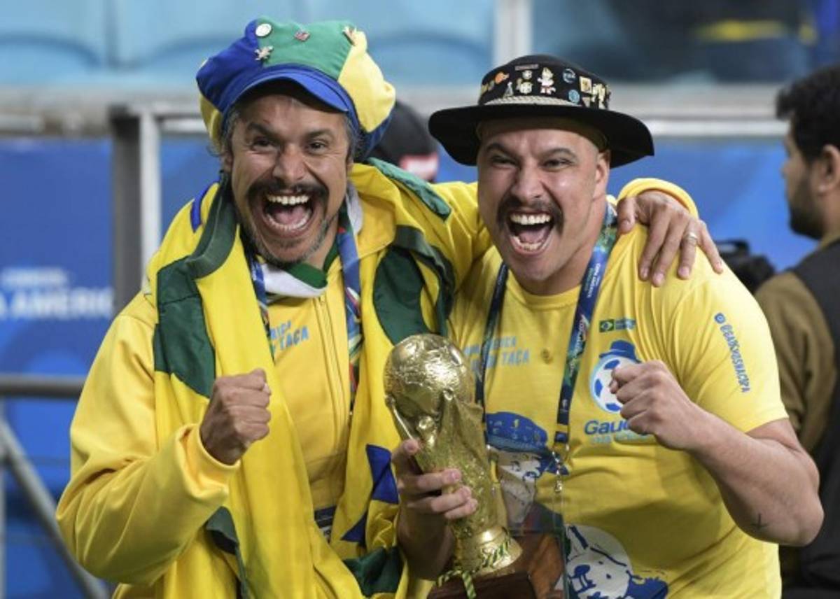 NO SE VIO EN TV: El sufrimiento de Neymar en el estadio, la misteriosa brasileña y el problema del árbitro