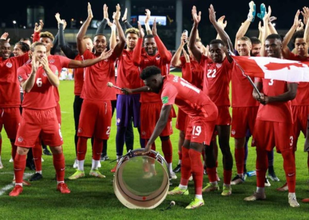 TORONTO, ON - OCTOBER 13: Alphonso Davies #19 of Canada bangs a supporters drum following the final whistle of a 2022 World Cup Qualifying match against Panama at BMO Field on October 13, 2021 in Toronto, Ontario, Canada. Vaughn Ridley/Getty Images/AFP (Photo by Vaughn Ridley / GETTY IMAGES NORTH AMERICA / Getty Images via AFP)