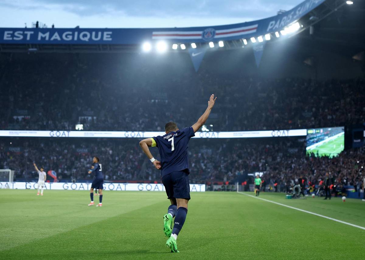 Mbappé y su amargo despido del Parque de los Príncipes: El gran gesto con Keylor, la foto que recorre el mundo y el tifo del PSG