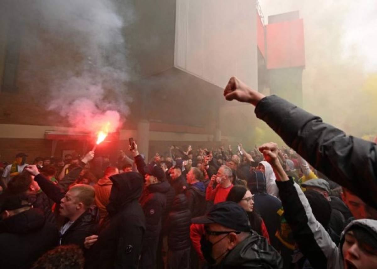 Impactantes imágenes: aficionados del Manchester United asaltan Old Trafford y aplazan el clásico inglés