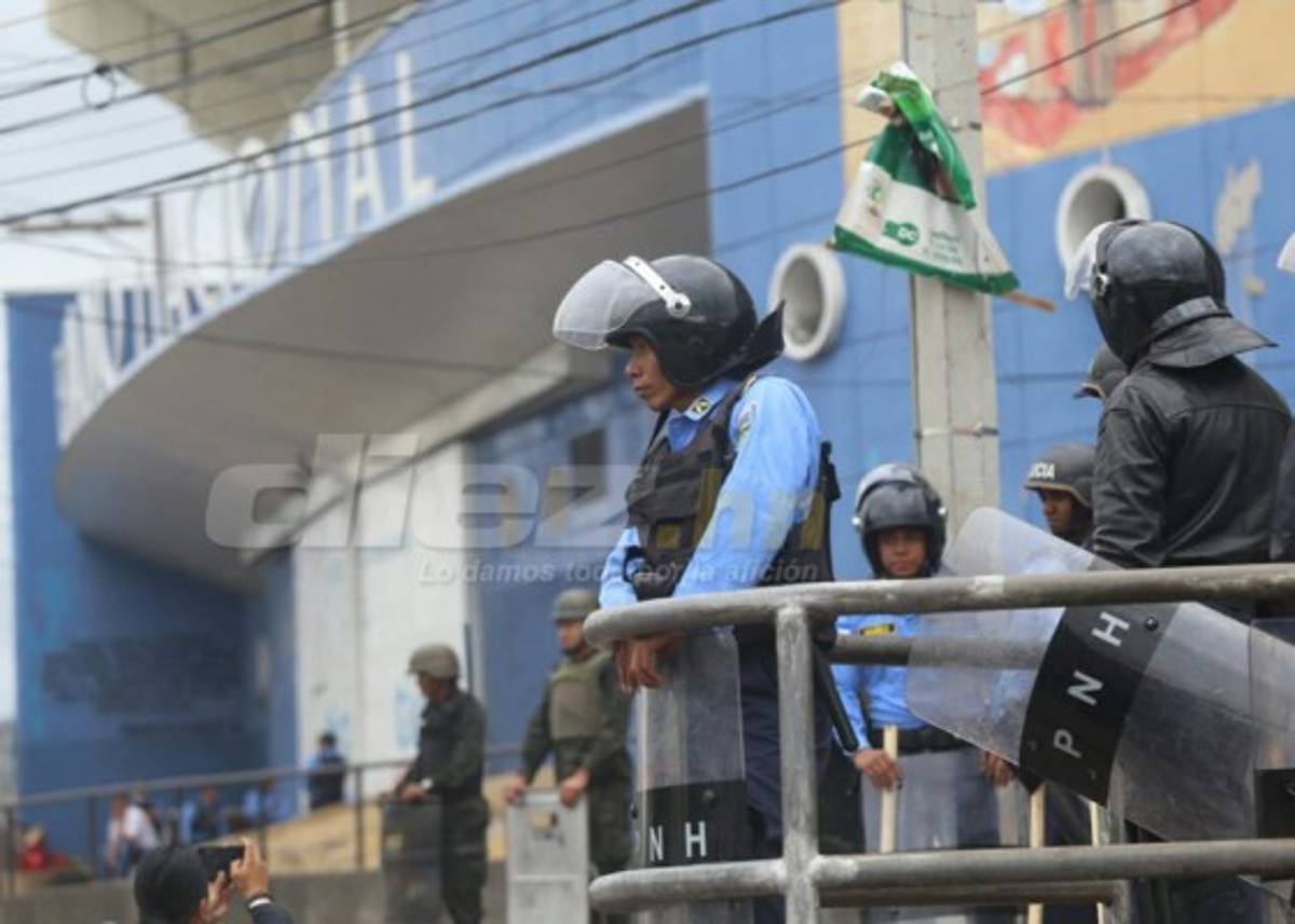 NO VISTE EN TV: El aficionado de lujo en el Nacional y Donis Escober estalló en ira