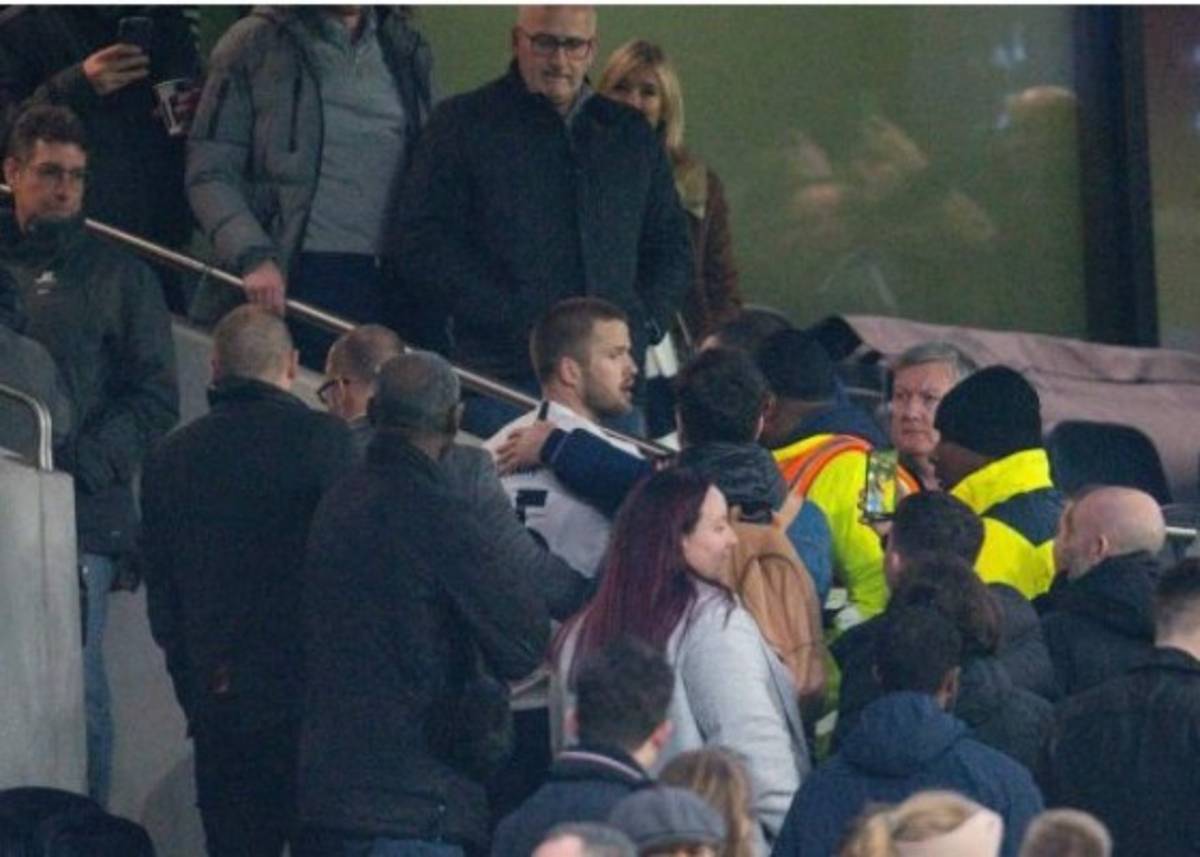 Escándalo: Eric Dier, jugador del Tottenham, sube a la grada y se va a los golpes con un hincha
