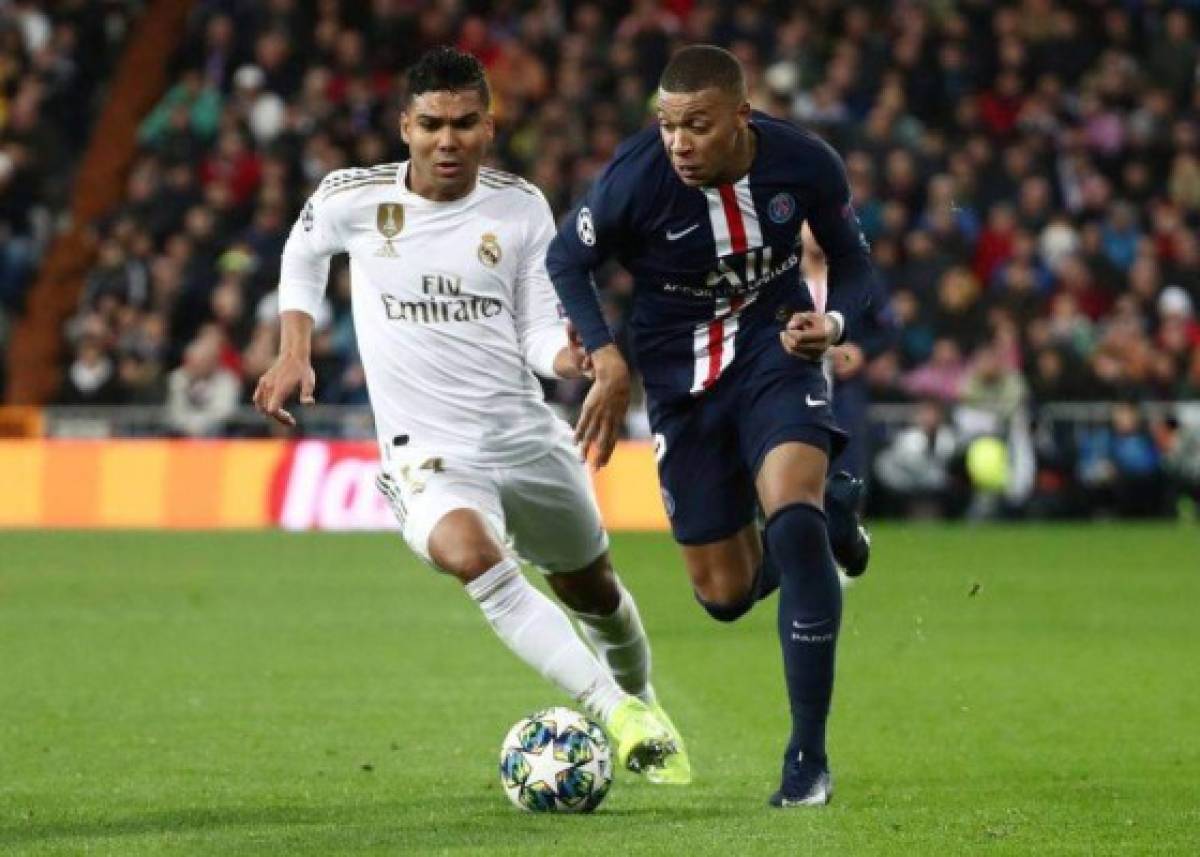 Soccer Football - Champions League - Group A - Real Madrid v Paris St Germain - Santiago Bernabeu, Madrid, Spain - November 26, 2019 Paris St Germain&#039;s Kylian Mbappe in action with Real Madrid&#039;s Casemiro REUTERS/Sergio Perez