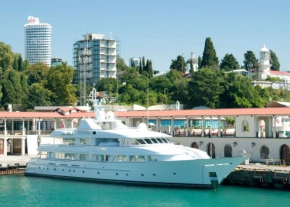 La vida de rico de Abramovich, dueño del Chelsea: Su nuevo yate de 500 millones e isla propia