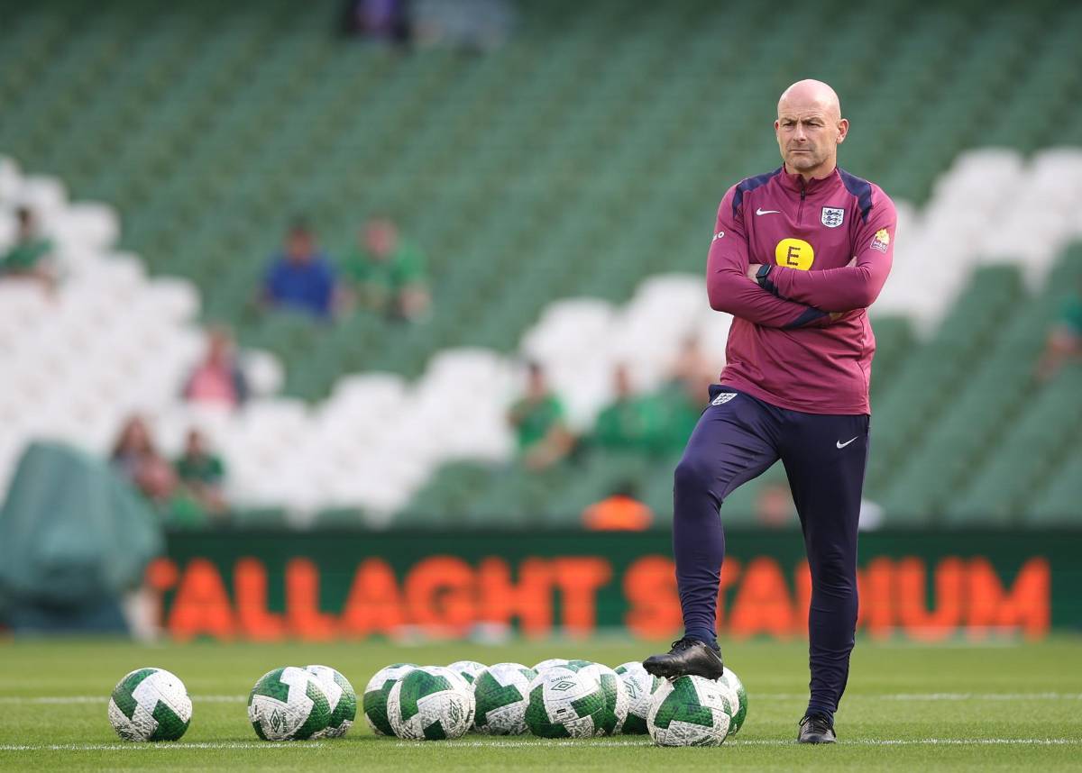No cantó el himno de la Selección Inglaterra y piden que se vaya del equipo: “Es una traición, no está capacitado”