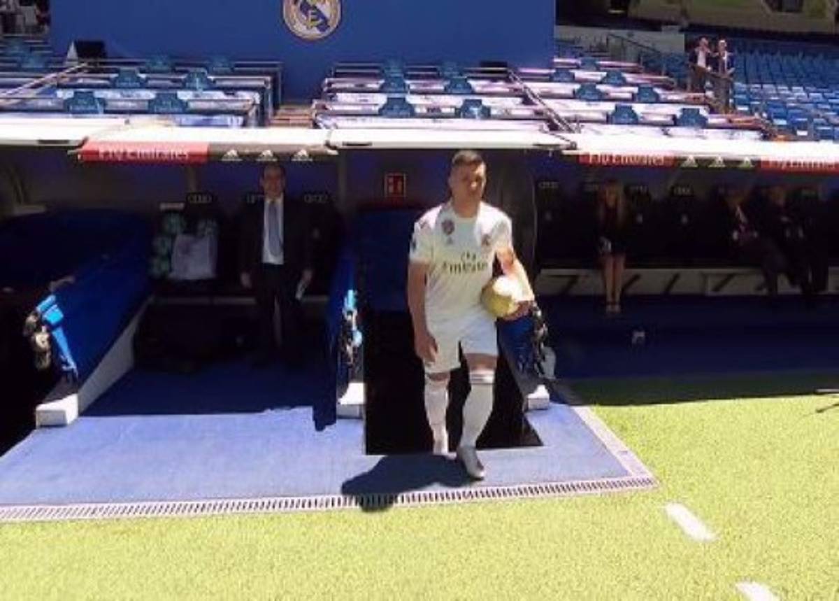 El emotivo abrazo de Florentino, el beso al escudo y la selfie: Así fue la presentación de Luka Jovic en el Real Madrid