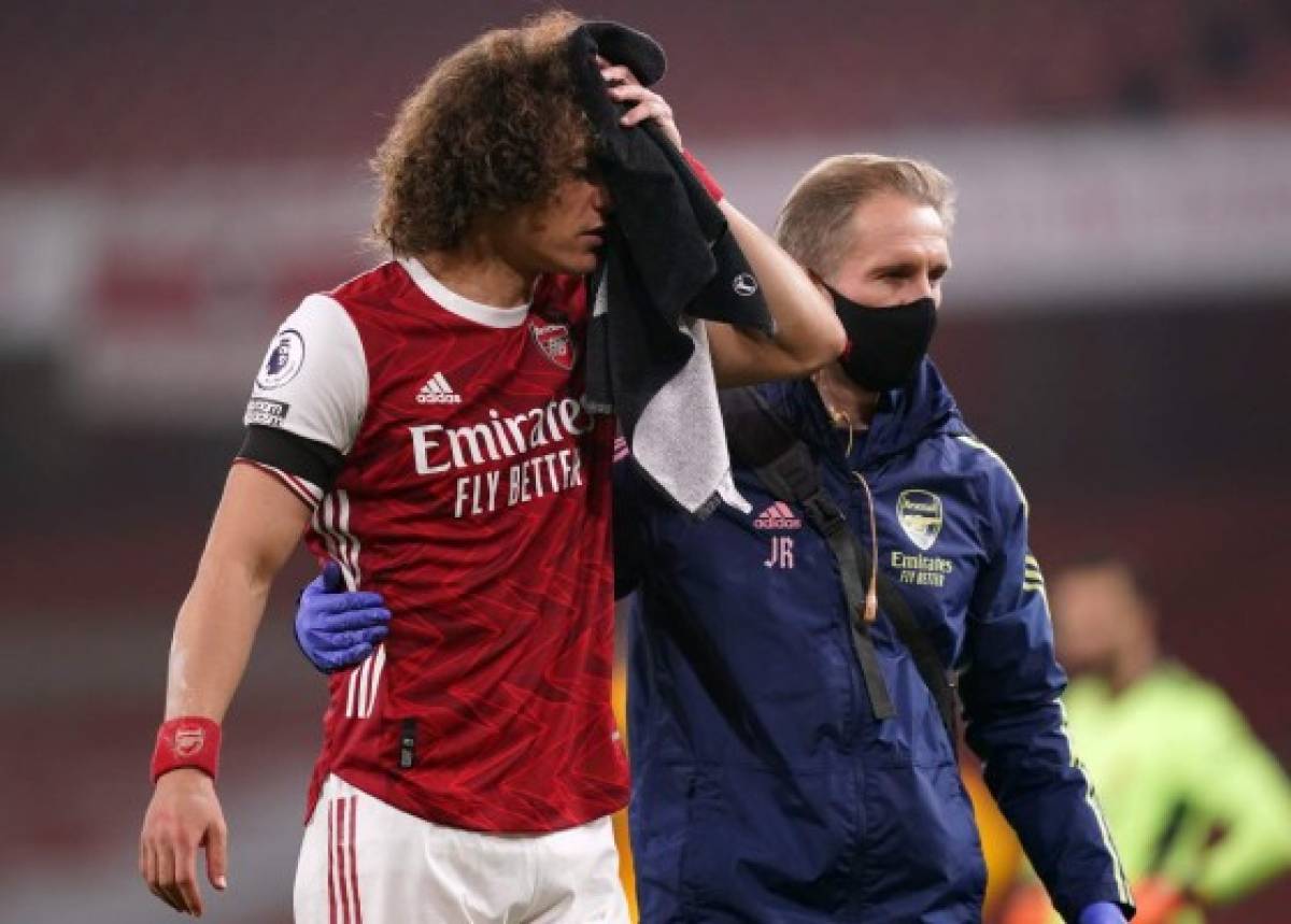 FOTOS: Así fue el choque de cabezas entre David Luiz y Raúl Jiménez que dejó al mexicano nocaut