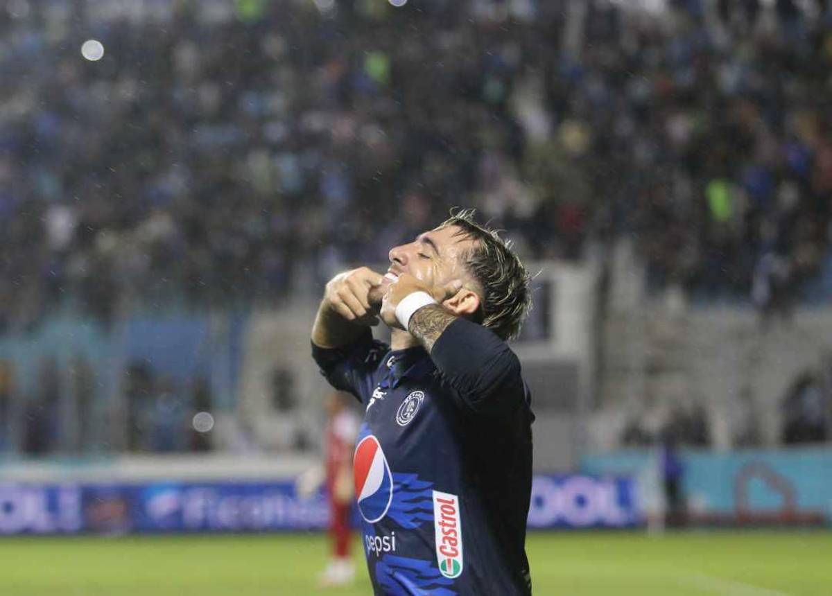 ¿Quién era la chica de rojo? La sangre se hizo presente en la cancha, las preciosas chicas de Motagua y ¿quién comía tajaditas?