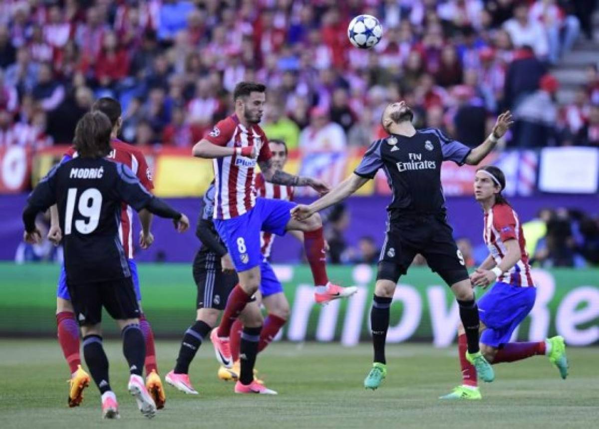 Real Madrid's French forward Karim Benzema (2R) vies with Atletico Madrid's midfielder Saul Niguez during the UEFA Champions League semifinal second leg football match Club Atletico de Madrid vs Real Madrid CF at the Vicente Calderon stadium in Madrid, on May 10, 2017. / AFP PHOTO / JAVIER SORIANO