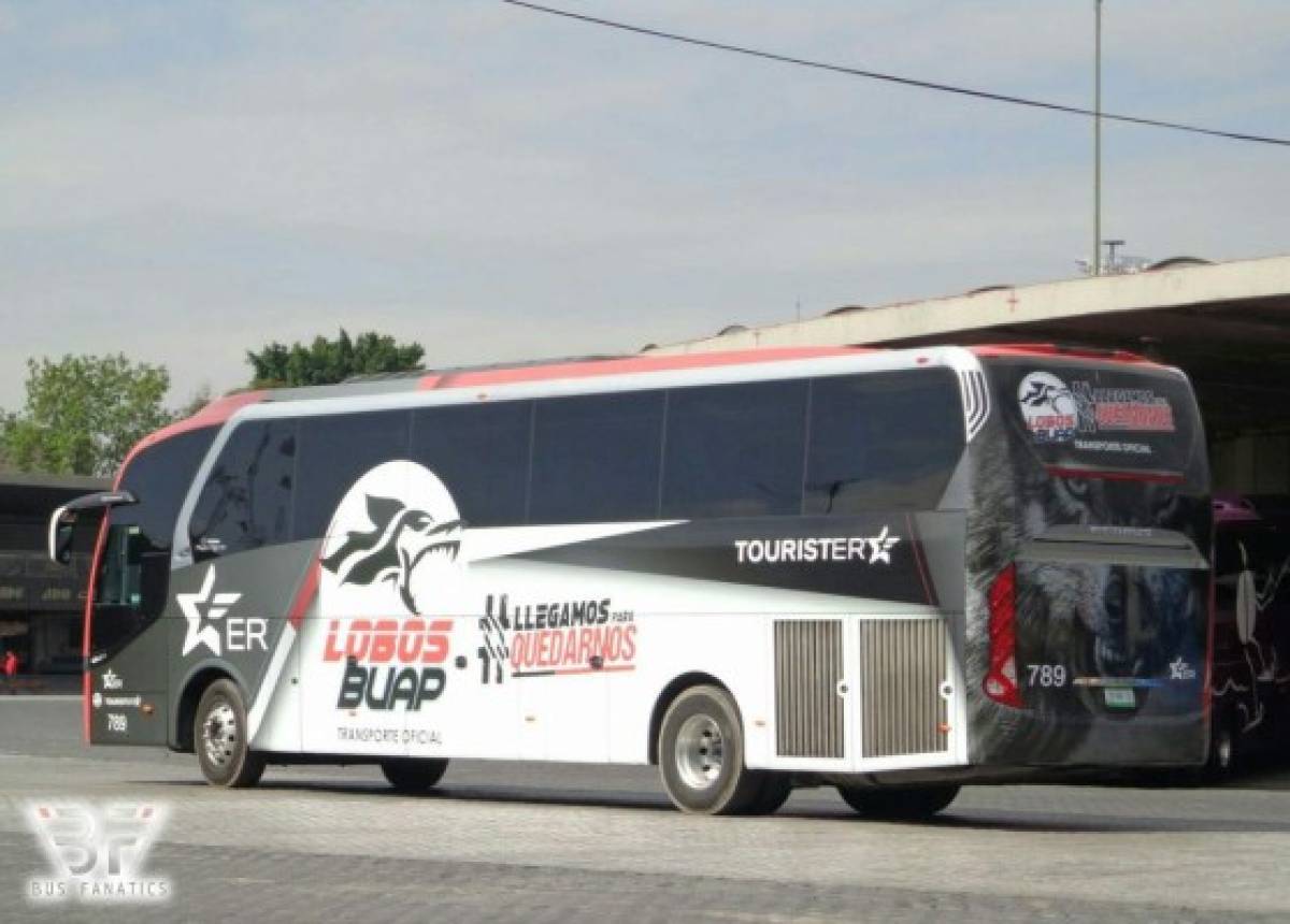 Los lujosos autobuses en lo que se transportan los legionarios hondureños