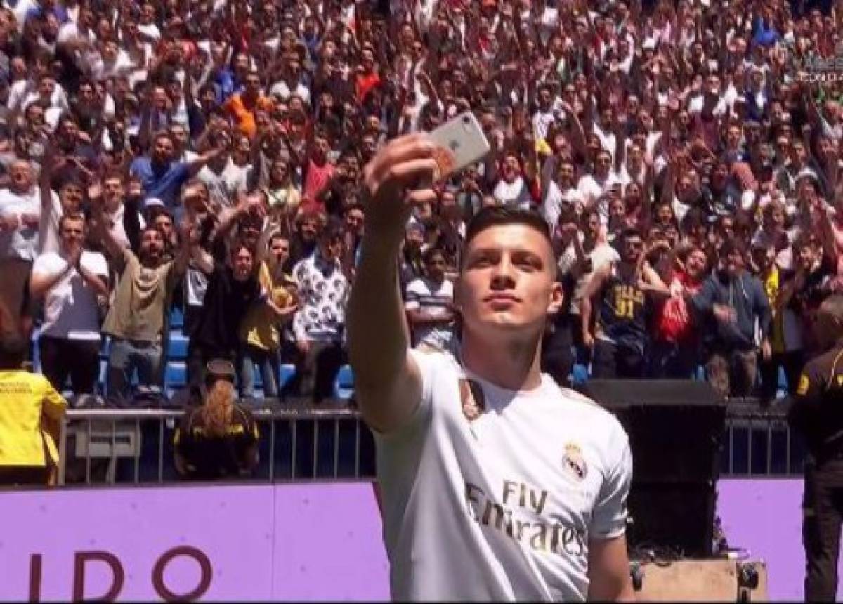 El emotivo abrazo de Florentino, el beso al escudo y la selfie: Así fue la presentación de Luka Jovic en el Real Madrid