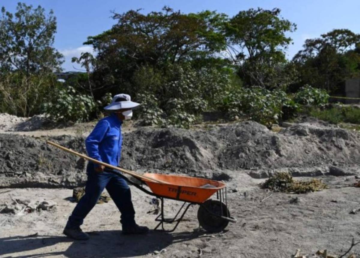 Fotos: En El Salvador cavan tumbas para posibles muertos por coronavirus