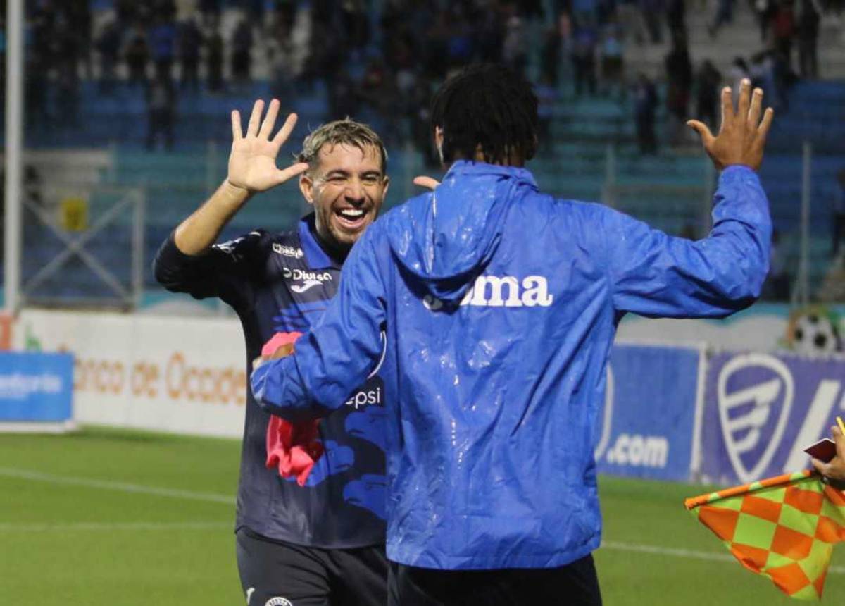 ¿Quién era la chica de rojo? La sangre se hizo presente en la cancha, las preciosas chicas de Motagua y ¿quién comía tajaditas?