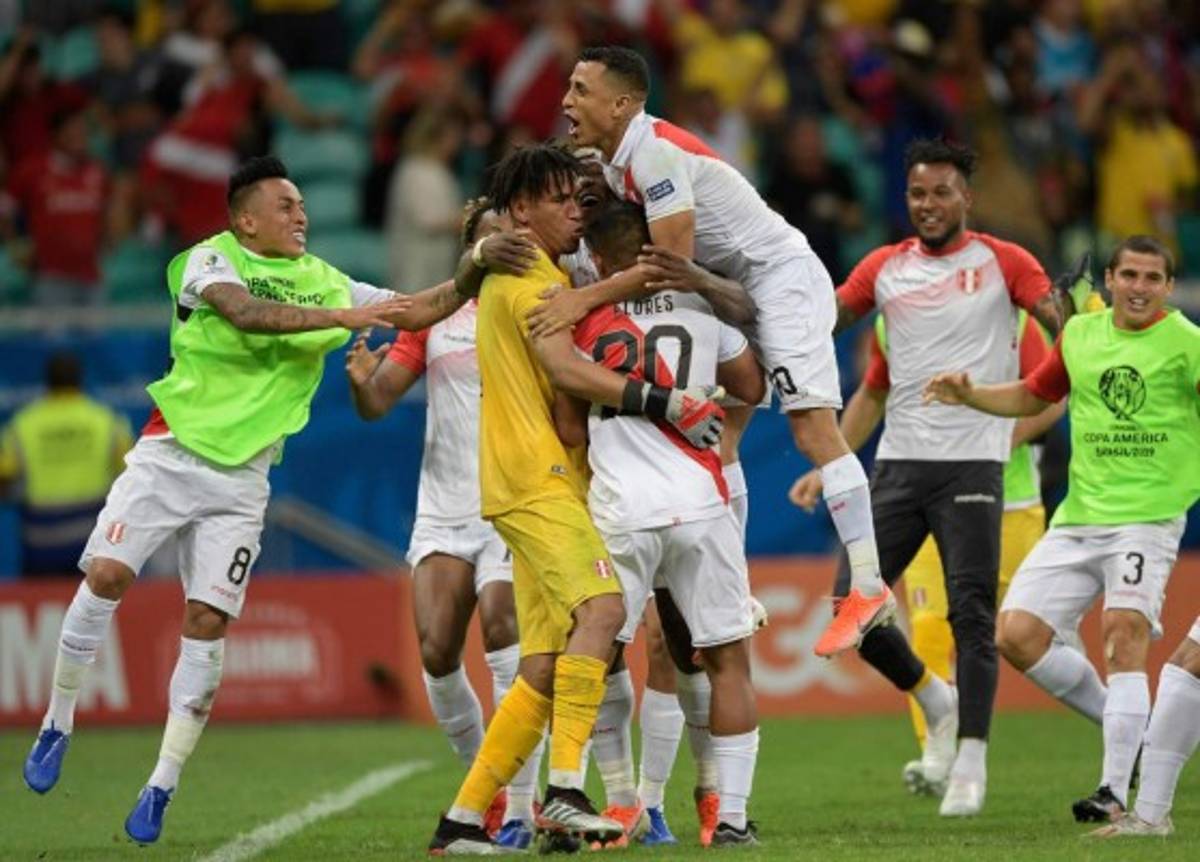 NO VISTE EN TV: Suárez llora y el 'besote' de Paolo Guerrero en el Perú-Uruguay