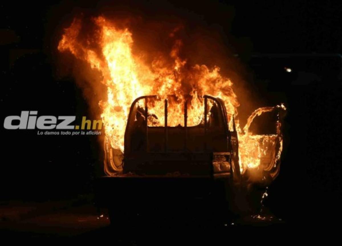 ¡Reprochable! La forma en cómo incendiaron vehículo de la Policía Nacional en Tegucigalpa