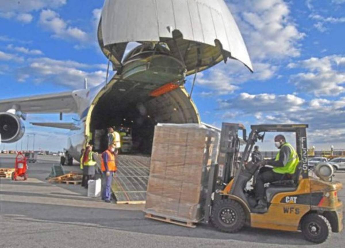 Rusia envía un avión con suministros para combatir el coronavirus en Estados Unidos