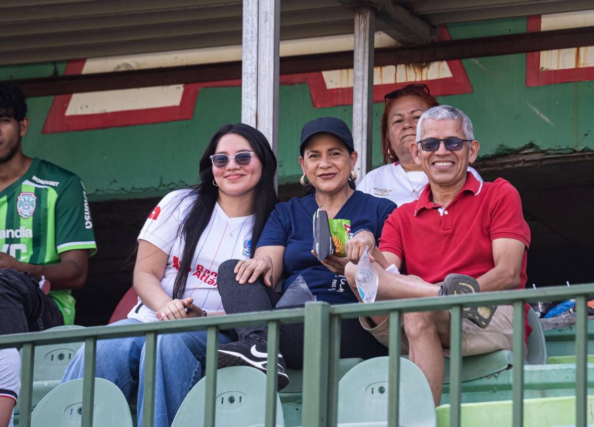 La argentina que robó miradas en el Marathón vs Olimpia: Jugador llegó con suéter entre el calor predominante y el hermoso color del ambiente
