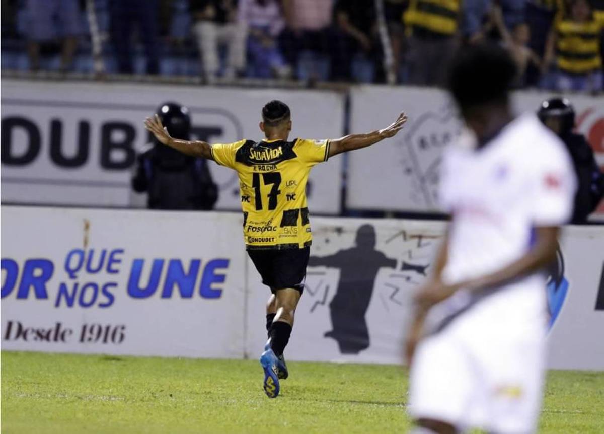 NO SE VIO EN TV: Feo gesto de Moya a Troglio, la modelo que reapareció y lo insólito que pasó en el Real España - Olimpia