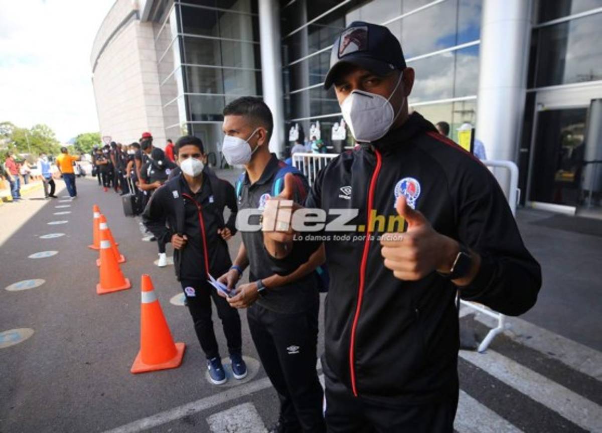 ¡Cánticos y nuevo look! La partida de Olimpia rumbo a Orlando para enfrentar al Montreal Impact