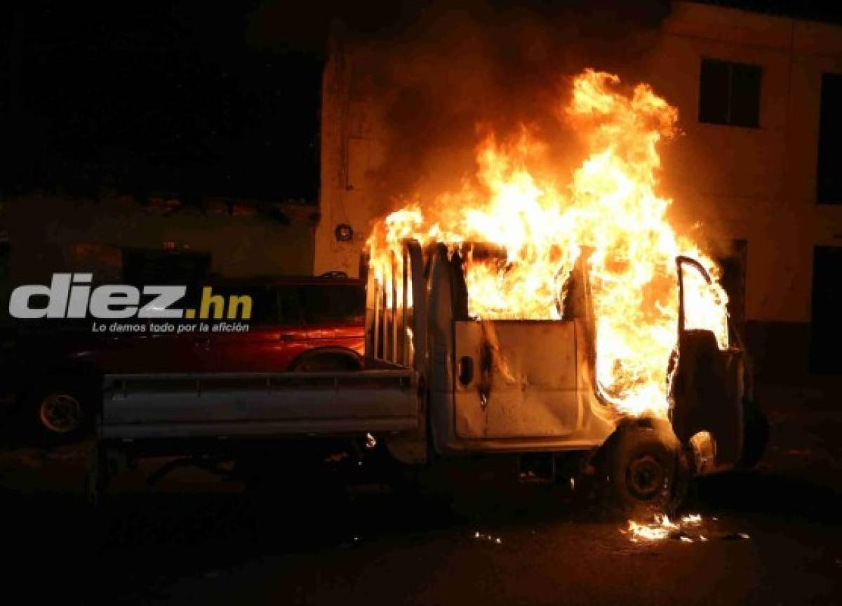 ¡Reprochable! La forma en cómo incendiaron vehículo de la Policía Nacional en Tegucigalpa