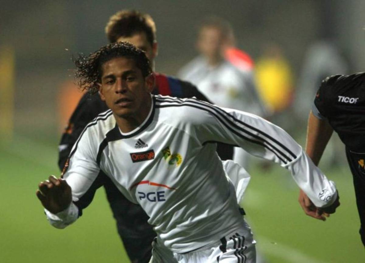 Las camisas que ha vestido Carlo Costly a lo largo de su carrera